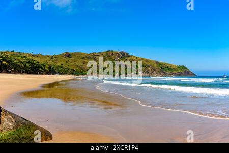 Bild von Bonete Strand auf der Insel Ilhabela mit den Hügeln und Wäldern um ihn herum Stockfoto