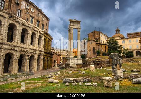 Tempel des Apollo Sosianus und Theater des Marcellus - Rom, Italien Stockfoto