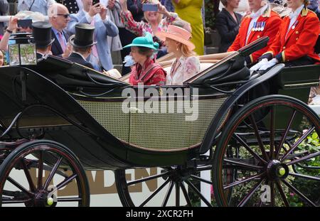 Die Prinzessin Royal und Lady Gabriella Kingston kommen am ersten Tag von Royal Ascot auf der Ascot Racecourse in Berkshire an. Bilddatum: Dienstag, 18. Juni 2024. Stockfoto