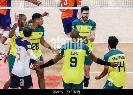 Pasay City, Philippinen. Juni 2024. Die Spieler Brasiliens feiern, nachdem sie während des Spiels zwischen Brasilien und den Niederlanden am 18. Juni 2024 bei der Men's Volleyball Nations League (VNL) 2024 in Pasay City, den Philippinen, einen Treffer erzielt haben. Quelle: Rouelle Umali/Xinhua/Alamy Live News Stockfoto