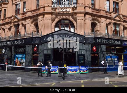 London, Großbritannien. Juni 2024. Die Polizei am Tatort vor dem Hippodrome Casino am Leicester Square, nachdem ein Teenager in den frühen Morgenstunden erstochen wurde. Quelle: Vuk Valcic/Alamy Live News Stockfoto