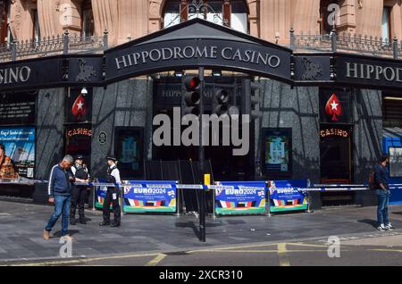 London, Großbritannien. Juni 2024. Die Polizei am Tatort vor dem Hippodrome Casino am Leicester Square, nachdem ein Teenager in den frühen Morgenstunden erstochen wurde. Quelle: Vuk Valcic/Alamy Live News Stockfoto