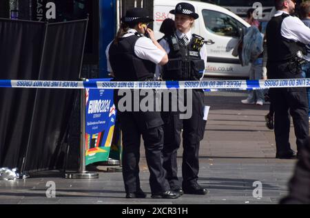 London, Großbritannien. Juni 2024. Die Polizei am Tatort vor dem Hippodrome Casino am Leicester Square, nachdem ein Teenager in den frühen Morgenstunden erstochen wurde. Quelle: Vuk Valcic/Alamy Live News Stockfoto