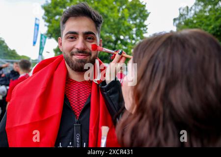 Dortmund, Deutschland. Juni 2024. Fußball: Europameisterschaft, Türkei - Georgien, Vorrunde, Gruppe F, Spieltag 1: Ein türkischer Fan bekommt sein Gesicht in den Nationalfarben gemalt. Quelle: Christoph Reichwein/dpa/Alamy Live News Stockfoto