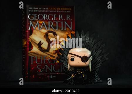 Funko POP Vinyl Figur von Aemond Targaryen auf dem eisernen Thron Figur der TV-Serie House of the Dragon und das Buch in spanish Fire and Blood Ove Stockfoto