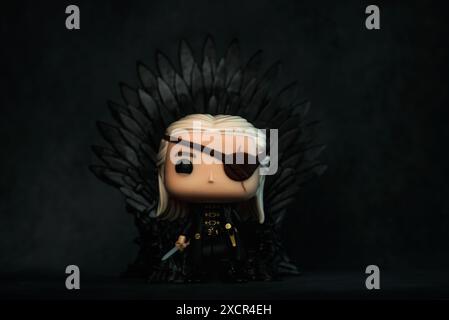 Nahaufnahme der Funko POP-Vinyl-Figur von Aemond Targaryen auf dem eisernen Throncharakter der TV-Serie House of the Dragon. Illustrativer Leitartikel Stockfoto