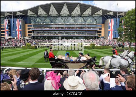 Ascot, Großbritannien. Juni 2024. Royal Ascot 2024. Ascot Racecourse. Racegoers und Royals nehmen am ersten Tag des viertägigen Pferderennens von Royal Ascot auf der Ascot Racecourse Teil. Foto: andrew parsons/Alamy Live News Stockfoto