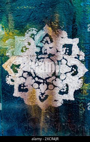 Blumenmuster an einer Wand gemalt. Stockfoto