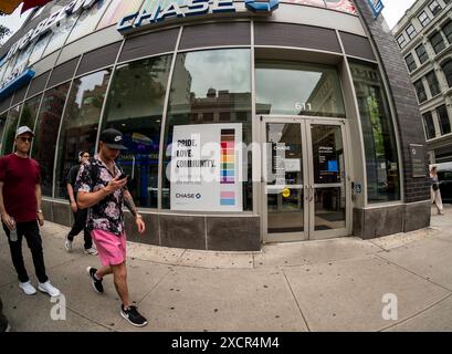 Ein Schild im Fenster einer Chase Bank in Flatiron in New York zeigt Regenbogenfarben und ihre Unterstützung von Gay Pride, gesehen am Donnerstag, 6. Juni 2024. (© Richard B. Levine) Stockfoto