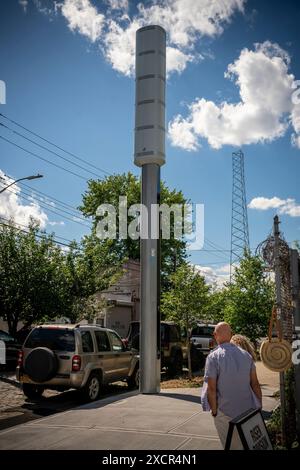 Ein freistehender 5-g-Antennenturm im Viertel Red Hook in Brooklyn in New York am Samstag, den 8. Juni 2024. (© Richard B. Levine) Stockfoto