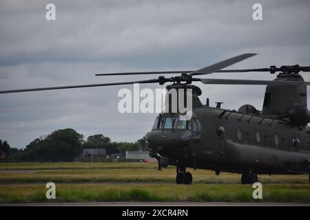 Der Royal Air Force HC1 Chinook Hubschrauber wartet auf Fracht und Besatzung bei RAF Coningsby. Stockfoto