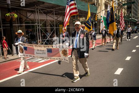 Söhne der Revolution marschieren in der jährlichen Flag Day Parade in New York am Freitag, den 14. Juni 2024, beginnend im New York City Hall Park. Der Flaggentag wurde am 14. Juni 1916 von Präsident Woodrow Wilson als Feiertag zu Ehren der amerikanischen Flagge ins Leben gerufen, aber erst 1949 wurde er zum Nationalflaggentag. Der Feiertag ehrt die Flag Resolution von 1777, in der die Sterne und Streifen offiziell als Flagge der Vereinigten Staaten angenommen wurden. (© Richard B. Levine) Stockfoto