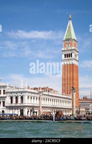 Marciana Library oder Biblioteca Nazionale Marciana und Campanile, San Marco, Venedig von der Lagune Bacino San Marco aus gesehen Stockfoto