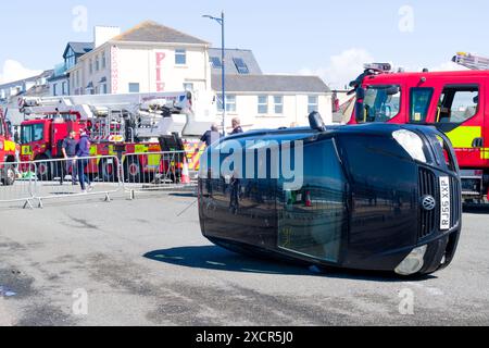 Ein Auto auf seiner Seite ist für eine Demonstration des Fahrzeugabsaugteams auf dem Rescue fest 2024 vorgesehen. Porthcawl UK. Juni 2024 Stockfoto