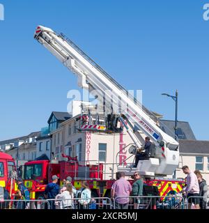 Der Bronto Skylift der Feuerwehr beginnt seine Demonstration beim Rescue fest 2024, Sea Front, Porthcawl UK. Juni 2024. Stockfoto