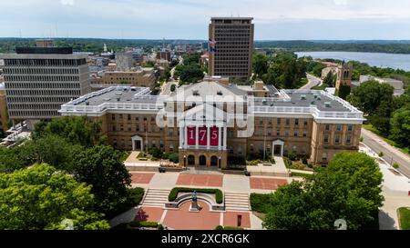 Luftaufnahme der Bascom Hall auf dem Campus der University of Wisconsin, Madison, Wisconsin an einem angenehmen Sommertag. Stockfoto