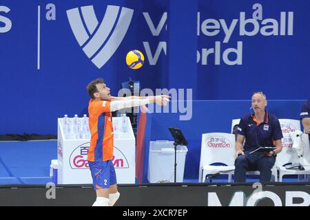 Pasay City, Philippinen. Juni 2024. Wessel Keemink aus den Niederlanden [2, Orange] gibt sich während des VNL-Spiels gegen Brasilien für den Ball aus. (Foto: Dennis Jerome Acosta/Pacific Press) Credit: Pacific Press Media Production Corp./Alamy Live News Stockfoto