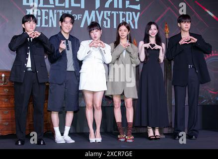 Seoul, Südkorea. Juni 2024. (L bis R) südkoreanische Schauspieler Lee Yong-jin, John Park, Lee Eun-JI, Schauspielerin und Sängerin Hyeri, ehemaliges Mitglied der K-Pop Girl-Gruppe Girls Day, Schauspielerin und Sängerin Karina, Mitglied der K-Pop Girl-Gruppe Easpa, der Schauspieler Kim Do-hoon nimmt am 18. Juni 2024 an einer Fotokonferenz zur Netflix-Drama Agent of Mystery Press Conference im Naru Hotel in Seoul, Südkorea, Teil. (Foto: Lee Young-HO/SIPA USA) Credit: SIPA USA/Alamy Live News Stockfoto