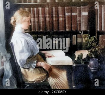 Helen Keller (1880-1968) liest 1907 Braille-Schrift. Helen Keller (1880–1968) war eine US-amerikanische Autorin, politische Aktivistin und Dozentin. Sie war die erste Stockfoto