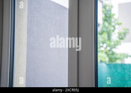 Nahansicht eines Fensters mit schmutzigem Glas in einem Apartment Stockfoto