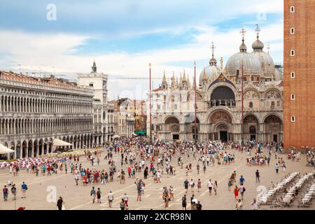 Erhöhter Blick auf den Markusplatz bei Sonnenuntergang mit Touristen vor der Markusbasilika, Venedig, Italien Stockfoto