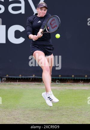 Birmingham, Großbritannien. 18. Juni 2024; Edgbaston Priory Club, Birmingham, England: Rothesay Tennis Classic Birmingham, Tag 2; Amelia Rajecki (GBR) im Einzelspiel ihrer Frauen gegen Diana Shnaider Credit: Action Plus Sports Images/Alamy Live News Stockfoto