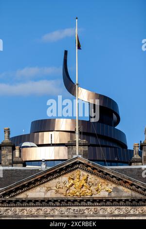 Modern und alt The Golden Spiral of the W Hotel hinter dem Crest on Dundas House in St Andrew Square, Edinburgh, Schottland Stockfoto