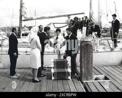 August 1971. Prinz Philip, der Herzog von Edinburgh, überreicht den Segler Chay Blyth Prinz Charles und Prinzessin Anne Stockfoto