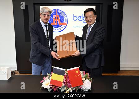 Brüssel, Belgien Juni 2024. Belga CEO Patrick Lacroix und Xinhua Agency President Fu Hua tauschen Geschenke während eines Besuchs der chinesischen Presseagentur Xinhua Vertreter bei The Credit: Belga News Agency/Alamy Live News aus Stockfoto