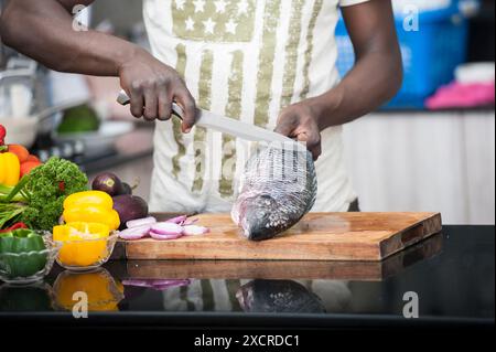 Bereiten Sie einen Nil Tilapia Fisch zum Kochen vor Stockfoto