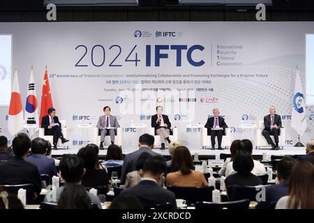 (240618) -- SEOUL, 18. Juni 2024 (Xinhua) -- Gäste nehmen am Internationalen Forum für trilaterale Zusammenarbeit (IFTC) 2024 Teil, das am 18. Juni 2024 in Seoul, Südkorea, stattfand. Das Trilaterale Kooperationssekretariat (TCS) veranstaltete am Dienstag hier in Seoul das Internationale Forum für trilaterale Zusammenarbeit (IFTC) 2024 unter dem Motto „25. Jahrestag der trilateralen Zusammenarbeit: Institutionalisieren der Zusammenarbeit und Förderung des Austauschs für eine hellere Zukunft“. (Xinhua) Stockfoto