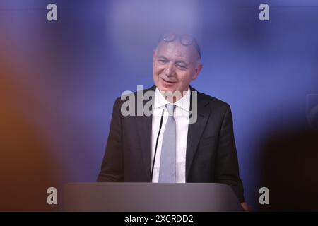 18. Juni 2024, Nordrhein-Westfalen, Düsseldorf: Der Präsident des Deutschen Fußballverbandes, Bernd Neuendorf, ist zu Gast bei der Sitzung des Landeskabinetts Nordrhein-Westfalen und spricht auf einer Pressekonferenz im Landeskanzleramt. Foto: David Young/dpa Stockfoto