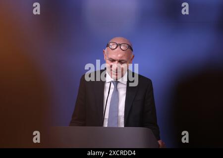 18. Juni 2024, Nordrhein-Westfalen, Düsseldorf: Der Präsident des Deutschen Fußballverbandes, Bernd Neuendorf, ist zu Gast bei der Sitzung des Landeskabinetts Nordrhein-Westfalen und spricht auf einer Pressekonferenz im Landeskanzleramt. Foto: David Young/dpa Stockfoto