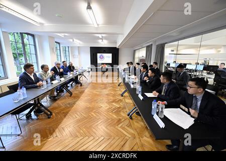 Brüssel, Belgien Juni 2024. Ein Treffen während eines Besuchs der chinesischen Presseagentur Xinhua Vertreter der Credit: Belga News Agency/Alamy Live News Stockfoto