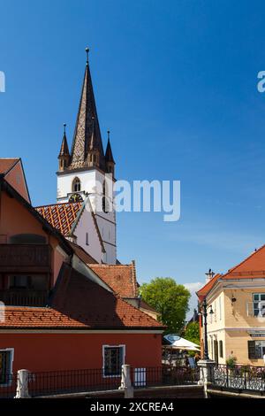 Sibiu, Siebenbürgen, Rumänien - 2. Mai 2022: Der Glockenturm der Lutherischen Kathedrale von Sibiu und die Brücke der Lügen, historisches Zentrum von Sibiu. Stockfoto