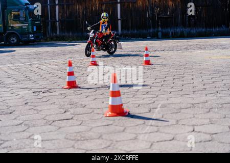 Motorradfahrschule. Eine Frau lernt das Fahren, bevor sie einen Führerschein erhält. Stockfoto