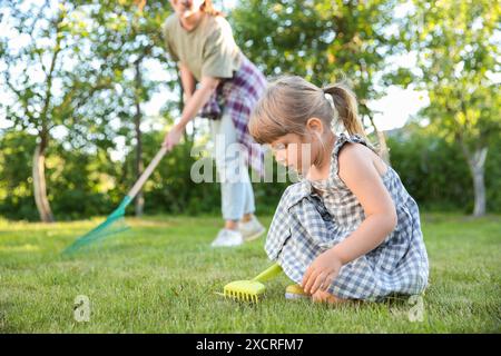 Mutter und Tochter arbeiten zusammen im Garten Stockfoto