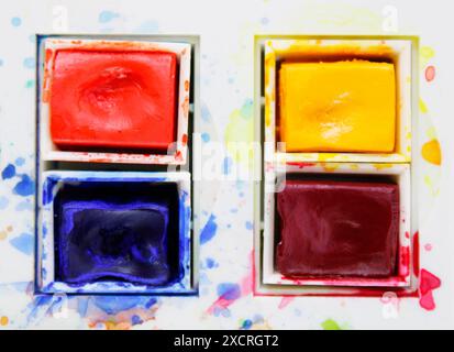 Vier Farben von verwendetem Aquarell mit Spritzern Stockfoto