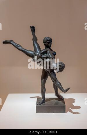 Paris, Frankreich - 06 14 2024: Le Louvre Museum. Der Olympismus, eine moderne Erfindung, ein altes Erbe. Kopie einer gallo-römischen Statuette: Zwei Athleten oder Hera Stockfoto