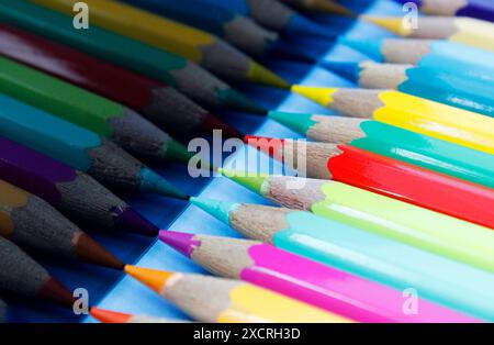 Reflexion von Farbstiften auf dunklem Bildschirm Stockfoto