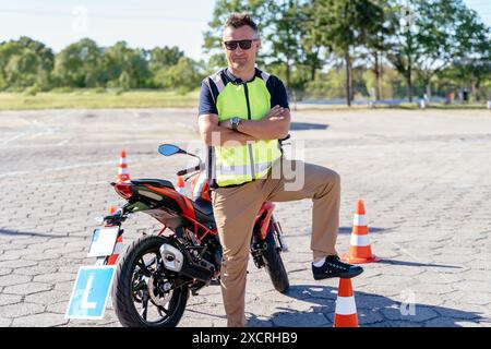 Konzept der Motorradschule des Fahrens. Stockfoto