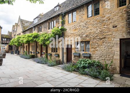 Das Lygon Arms Hotel befindet sich in einer Reihe honigfarbener Steingrundstücke im Cotswold-Dorf Broadway Stockfoto