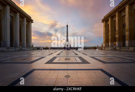 Eiffelturm bei Sonnenaufgang vom Trocadero-Platz Stockfoto