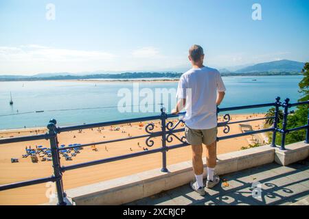 Der Mensch in der Sicht auf die Bucht und den Strand La Magdalena. Santander, Spanien. Stockfoto