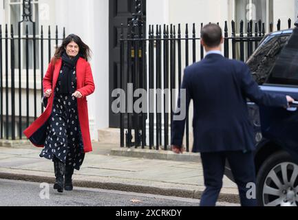 Lisa Lovering, Sonderberaterin und Operationsleiterin in der Downing Street 10, geht vor den Fragen des Premierministers. Januar 2024 Stockfoto