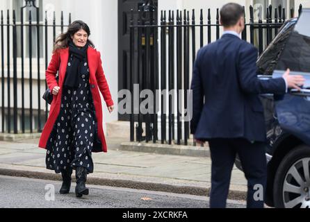 Lisa Lovering, Sonderberaterin und Operationsleiterin in der Downing Street 10, geht vor den Fragen des Premierministers. Januar 2024 Stockfoto