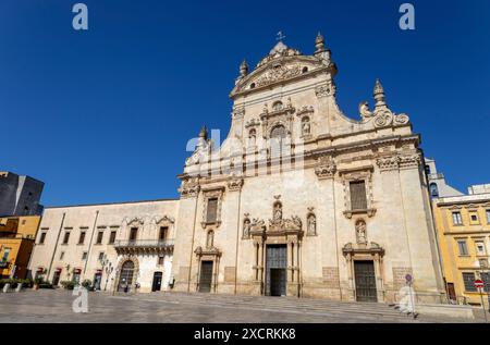 GALATINA, ITALIEN, 16. JULI 2022: Die Mutterkirche der Heiligen Peter und Paul in Galatina, Provinz Lecce, Apulien, Italien Stockfoto