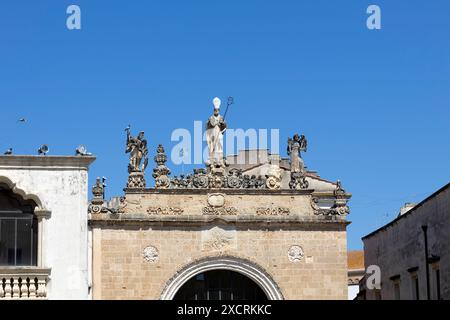 Details der Statuen auf dem Sitz der Unbefleckten, Ort des öffentlichen Sitzes, Sitz des Tourismusbüros, Nardò, Provinz Lecce, Apulien, Italien Stockfoto