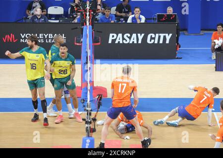 Pasay City, Metro Manila, Philippinen. Juni 2024. Brasilien [Gelb] feiert seinen Sieg gegen die Niederlande [Orange] in der Volleyball Nations League. (Kreditbild: © Dennis Jerome Acosta/Pacific Press via ZUMA Press Wire) NUR REDAKTIONELLE VERWENDUNG! Nicht für kommerzielle ZWECKE! Stockfoto