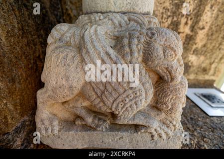 SANT'AMBROGIO DI TORINO, ITALIEN, 11. OKTOBER 2023 - Detail des Vogels der Sacra von San Michele (Abtei St. Michael) im Susa-Tal, Provinz Tur Stockfoto